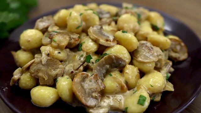 Bramborové noky se žampiony v jemné smetanové omáčce s parmazánem Bramborové noky se žampiony v jemné smetanové omáčce s parmazánem