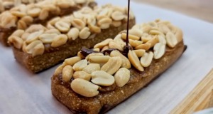 Domácí datlové snickers tyčinky s arašídovým máslem a arašídy – zdravá verze oblíbené pochoutky Domácí datlové snickers tyčinky s arašídovým máslem a arašídy