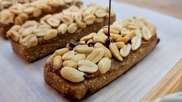Domácí datlové snickers tyčinky s arašídovým máslem a arašídy Domácí datlové snickers tyčinky s arašídovým máslem a arašídy