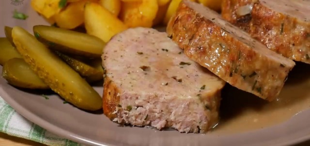 Vepřová sekaná z mletého masa na cibulce - skvělá lahůdka Vepřová sekaná z mletého masa na cibulce - skvělá lahůdka