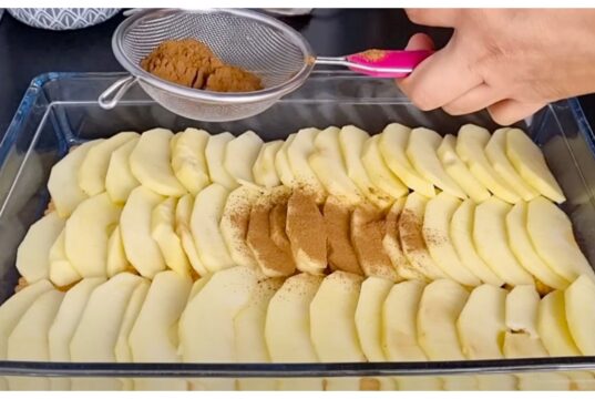 Jablečný koláč se sušenkami a ořechy: Rychlý a voňavý dezert Jablečný koláč ze sušenek: rychlá sladkost, která provoní celý dům