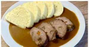 Kančí hřbet se šípkovou omáčkou a domácím knedlíkem