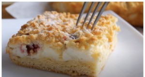 Nesrovnatelný koláč se zakysanou smetanou a ovocem: Tak jednoduchý a tak chutný Třešňový koláč se zakysanou smetanou a drobenkou