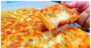 Recept na snadný kuřecí koláč s mozzarellou a česnekovou polevou