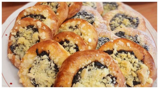 Kynuté povidlové koláče s drobenkou – tradiční česká klasika jako od babičky