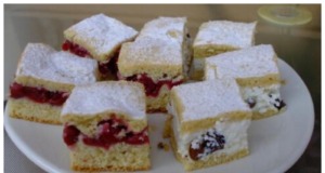 Super jednoduchý recept na hrnkový koláč s tvarohem a ovocem