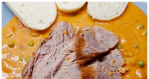 Poctivá bratislavská plec jako od babičky s houskovým knedlíkem Bratislavská plec – tradiční slovenská klasika s jemným masem a smetanovou omáčkou