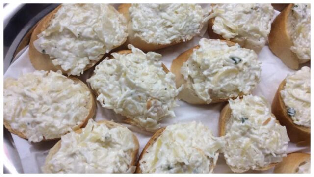 Pomazánka z kysaného zelí se sýrem a česnekem – rychlá a svěží klasika Pomazánka z kysaného zelí se sýrem a česnekem – rychlá a svěží klasika