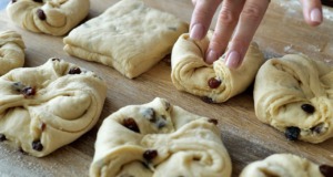 Zlatavé šátečky s rozinkami – voňavé, křehké a dokonale nadýchané pečivo Zlatavé a křupavoučké šátečky s rozinkami - Ideální k čaji!