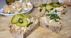 Domácí škvarková pomazánka, která skvěle doplní čerstvé pečivo Domácí škvarková pomazánka, která skvěle doplní čerstvé pečivo