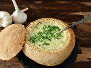 Delikátní krémovo-česneková polévka s brambory v křupavém chlebu