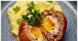 Skotské vejce s bramborovou kaší: křupavá klasika s tekutým žloutkem uvnitř Skotské vejce s bramborovou kaší