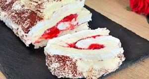 Pusinková roláda s kakaem, mascarpone krémem a jahodovým pyré – dokonalost! Pusinková roláda s kakaem, mascarpone krémem, smetanou a jahodovým pyré
