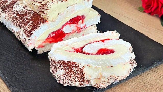 Pusinková roláda s kakaem, mascarpone krémem, smetanou a jahodovým pyré Pusinková roláda s kakaem, mascarpone krémem, smetanou a jahodovým pyré
