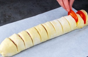 Jednoduchý recept na nadýchanou bagetku plněnou šunkou a sýrem!