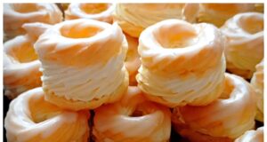 Věnečky s pudinkovo-máslovým krémem a šlehačkou s mascarpone Věnečky s pudinkovo-máslovým krémem a šlehačkou s mascarpone