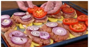 Zapečená vepřová pečeně s bramborami a sýrem Vepřová pečeně s bramborami a sýrem – jednoduchý a sytý oběd z jednoho plechu
