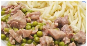 Vepřové kostky na cibulce s hráškem a těstovinami