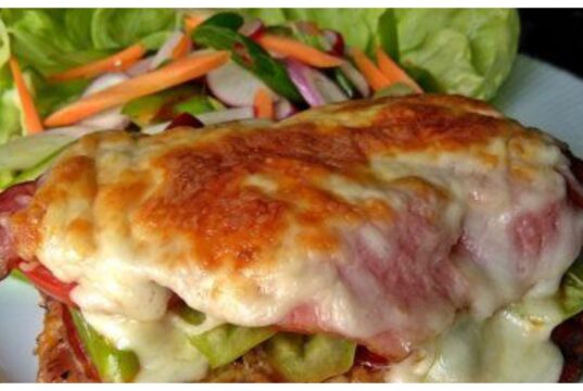 Hornické vepřové řízky se sýrem a žampiony – poctivý český oběd z trouby