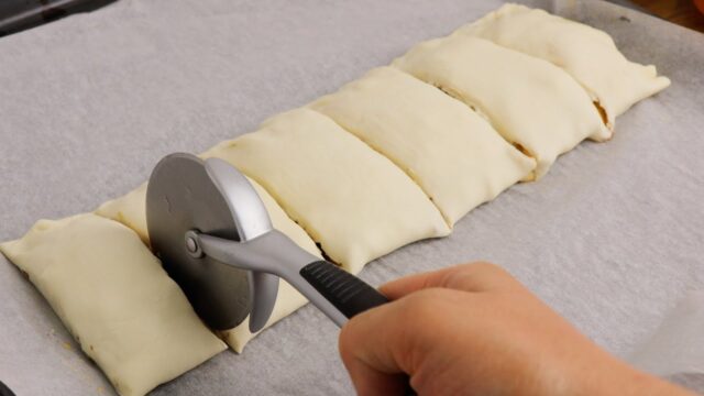 Křehké jablečné skořicové taštičky s džemem, rozinkami a ořechy z listového těsta Křehké jablečné skořicové taštičky s džemem, rozinkami a ořechy z listového těsta