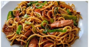 Velmi chutný a rychlý recept na wok nudle s kuřecím masem