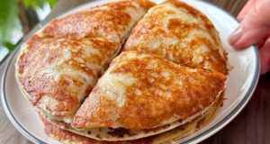 Křupavé tortilly plněné bramborovo-cibulovou náplní s mozzarellou Křupavé tortilly plněné bramborovo-cibulovou náplní s mozzarellou