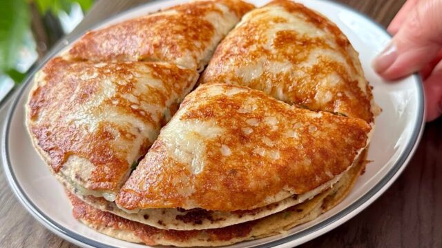 Křupavé tortilly plněné bramborovo-cibulovou náplní s mozzarellou