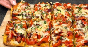 Domácí bramborový pizza koláč s bílým jogurtem a zeleninou Domácí bramborový pizza koláč s bílým jogurtem a zeleninou
