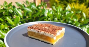 Královský jablečný dezert se šlehačkovým krémem Královský jablečný dezert: Skvěle se hodí k odpolední kávě