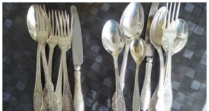 Trápí Vás zašlé příbory? Výborný trik, jak jim vrátit dokonalou čistotu a nádherný lesk