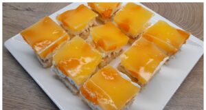 Žravé řezy s mandarinkami, smetanovým krémem a želé – svěží dezert, který mizí z plechu