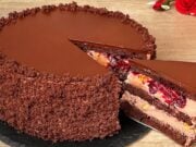 Nádherný vrstvený kakaový dort s kakaovo-smetanovým krémem ze zakysané smetany a ovocem