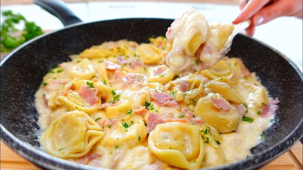 Tortellini se šunkou v lahodně krémové smetanovo-parmazánové omáčce - Báječná večeře na stole!