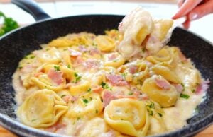 Tortellini se šunkou v lahodně krémové smetanovo-parmazánové omáčce - Báječná večeře na stole!