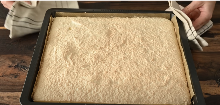 Vyzkoušejte tento lehoučký kokosový koláč s kakaovým krémem a čokoládovou polevou