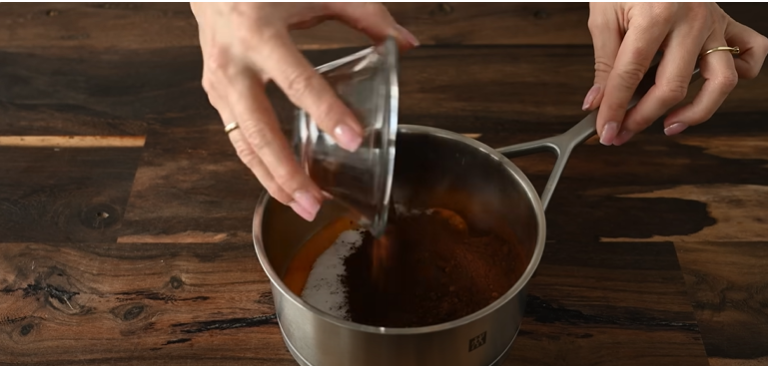 Vyzkoušejte tento lehoučký kokosový koláč s kakaovým krémem a čokoládovou polevou