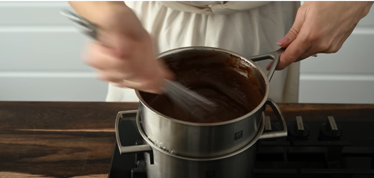 Vyzkoušejte tento lehoučký kokosový koláč s kakaovým krémem a čokoládovou polevou