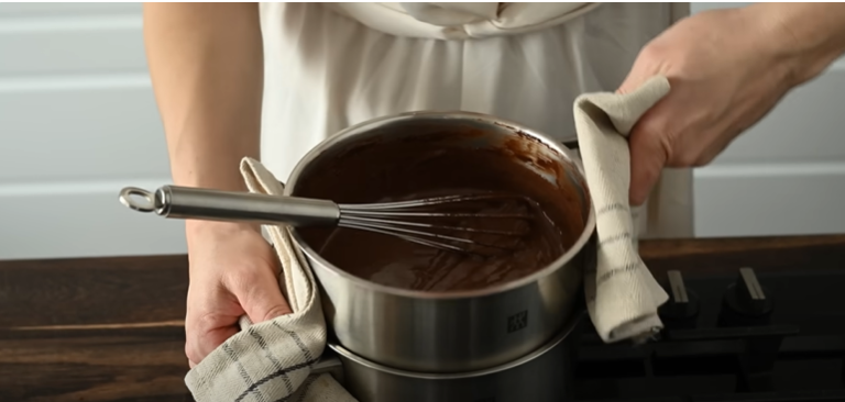 Vyzkoušejte tento lehoučký kokosový koláč s kakaovým krémem a čokoládovou polevou