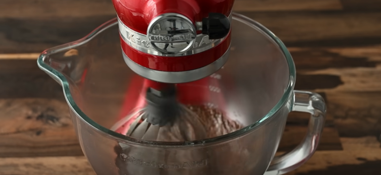 Vyzkoušejte tento lehoučký kokosový koláč s kakaovým krémem a čokoládovou polevou