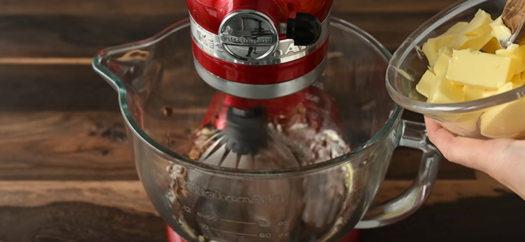 Vyzkoušejte tento lehoučký kokosový koláč s kakaovým krémem a čokoládovou polevou