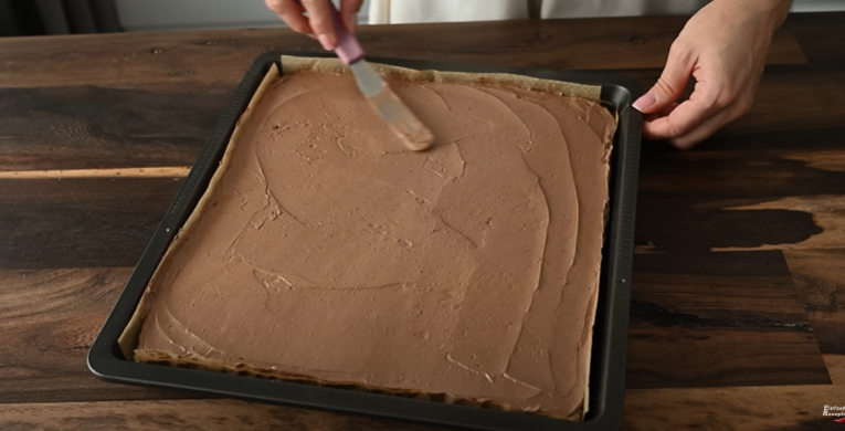 Vyzkoušejte tento lehoučký kokosový koláč s kakaovým krémem a čokoládovou polevou