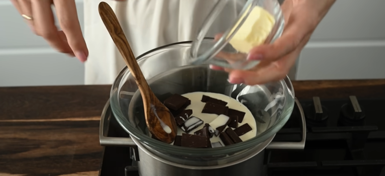 Vyzkoušejte tento lehoučký kokosový koláč s kakaovým krémem a čokoládovou polevou