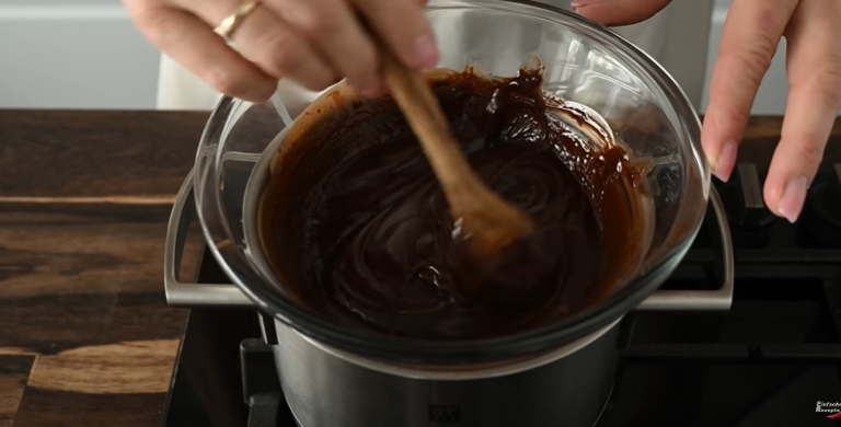 Vyzkoušejte tento lehoučký kokosový koláč s kakaovým krémem a čokoládovou polevou