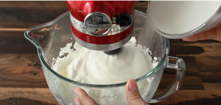 Vyzkoušejte tento lehoučký kokosový koláč s kakaovým krémem a čokoládovou polevou