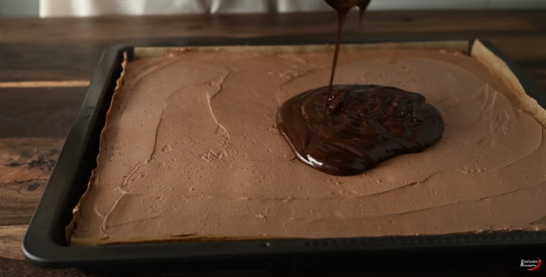 Vyzkoušejte tento lehoučký kokosový koláč s kakaovým krémem a čokoládovou polevou