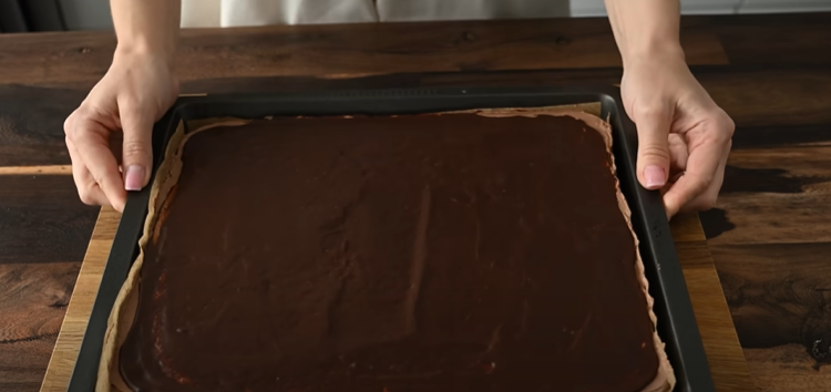 Vyzkoušejte tento lehoučký kokosový koláč s kakaovým krémem a čokoládovou polevou