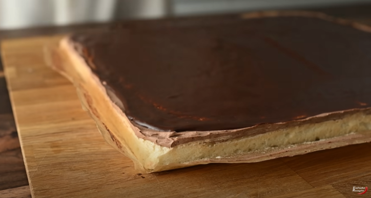 Vyzkoušejte tento lehoučký kokosový koláč s kakaovým krémem a čokoládovou polevou