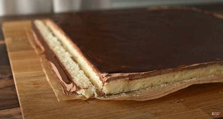 Vyzkoušejte tento lehoučký kokosový koláč s kakaovým krémem a čokoládovou polevou