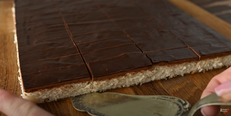 Vyzkoušejte tento lehoučký kokosový koláč s kakaovým krémem a čokoládovou polevou