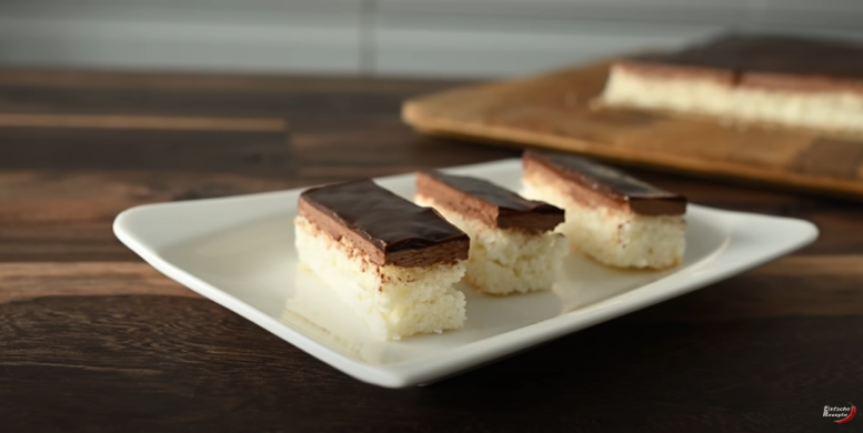 Vyzkoušejte tento lehoučký kokosový koláč s kakaovým krémem a čokoládovou polevou